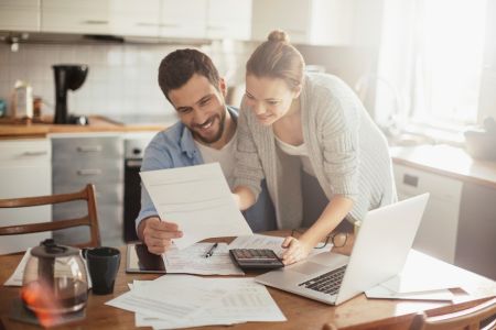 ζευγάρι υπολογίζει έξοδα ανακαίνισης κρεβατοκάμαρας